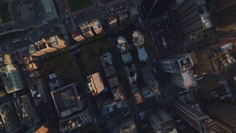 Luftvogelperspektive-Von-Oben-Nach-Unten-Schwenkansicht-Der-Stadtentwicklung.-Gebäudeblöcke,-Umgeben-Von-Straßen-In-Der-Herbststadt.-Manhattan,-New-York-City,-Vereinigte-Staaten